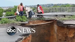 South Africa floods leave hundreds dead, dozens missing | ABCNL