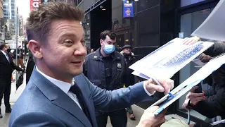 Jeremy Renner signs autographs in NYC #jeremyrenner #hawkeye