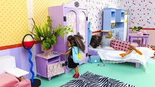 Barbie mom gets her schoolgirl daughter ready for school ! Educational videos for kids!