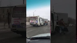 В Кургане неадекватный пассажир "пазика" избил виновника ДТП с участием автобуса