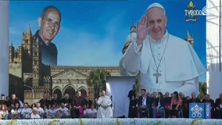 Papa Francesco ai giovani: "Parlate e litigate con i vecchi, vi daranno le radici"