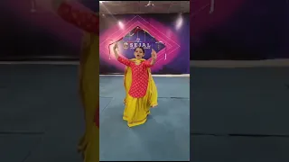 Chunni Meri Rang De lalariya dance by Divyanka gogna