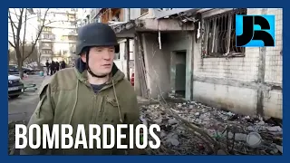 Roberto Cabrini chega a prédio residencial bombardeado em Kiev pouco depois da explosão