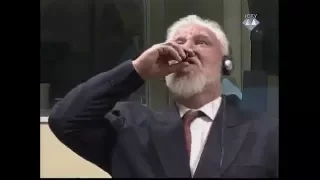 Praljak ispija tekućinu