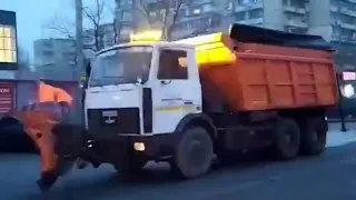 Ледяной дождь в Киеве. Пескоразбрасыватели. (2020) / Freezing rain in Kyiv. Salt Spreaders. (2020)