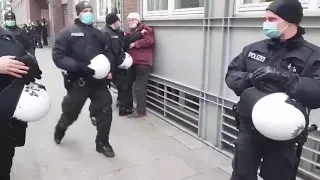 Alter Mann brutal festgenommen am Rande der Schnauze Voll Demo in Hamburg 27. Februar Heiko Schöning