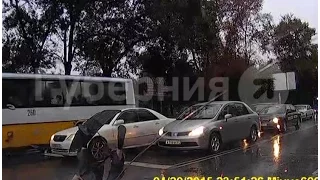 Хабаровский водитель сбил пенсионера, выбежавшего на дорогу на мигающий зеленый свет.MestoproTV