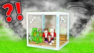 EPIC TORNADO vs. Mikey Family & JJ Family Doomsday GLASS Bunker - Minecraft (Maizen)