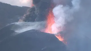 El colapso parcial del cono del volcán deja expuesta una gran fuente de lava