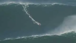 Garret McNamara Extreme Surfer cavalca onda 24 metri a Nazaré Portogallo