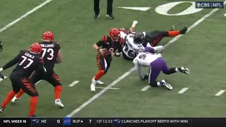 Joe Burrow makes INSANE play to avoid sack