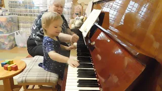 Радослава Лемешкина, 1 год 8 месяцев. Урок музыки.