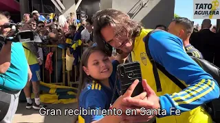 ESPECTACULAR RECIBIMIENTO A BOCA JUNIORS EN SABTA FE; MIRÁ A LOS JUGADORES CON LOS HINCHAS XENEIZES.