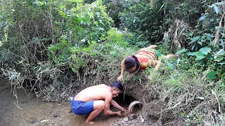 Primitive Life - Skills Survival Catch Fish in the hole For Food