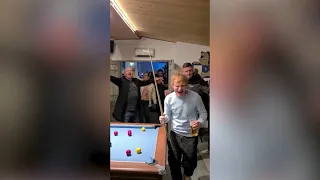 Ed Sheeran lascia tutti a bocca aperta: entra in un pub e "fa serata" con i clienti