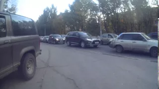 24 09 2015Саратов  УРОД ВОНЮЧКА  по пешеходному тротуару