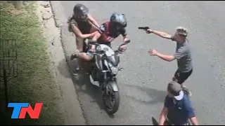 QUISIERON ROBARLE LA MOTO A UN POLICÍA Y ESCAPARON CORRIENDO