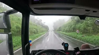 muita chuva e realmente a pista estava escorregadia, atenção redobrada sempre.