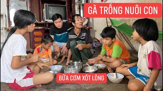 Mấy đứa con nheo nhóc trong bữa cơm nghèo của người cha bệnh tật nhìn xót lòng quá