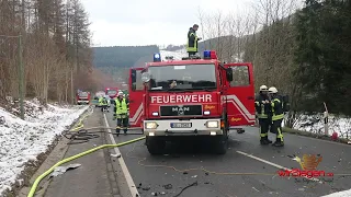 B55 Unfall zw. Grevenbrück und Bilstein: Frontalzusammenstoß zwischen PKW und LKW - zwei Verletzte