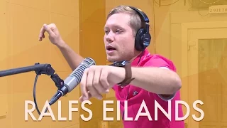 Ralfs Eilands dzied dažādās balsīs