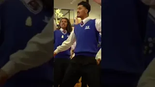 Обычный танец группы поддержки школьной команды по регби в Новой Зеландии Как же они чувствуют...