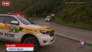 Acidente na Serra Dona Francisca: Caminhão saiu da pista de bateu em um barranco