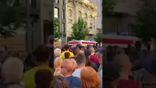 Okupljeni na protestu “Srbija protiv nasilja” propuštaju kola Hitne pomoći.