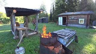 Здравствуй изба. Повесил самодельный шкаф в избушке. Яичница с луком и сладким перцем. 2 серия.