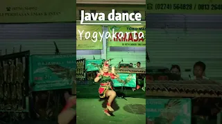 🇮🇩 #indonesia #yogyakarta captivating modern Javanese dance on #malioboro street #jogya city center