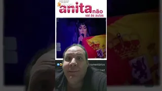 Humilhante : Anitta com  bandeira espanhola num evento lusitano. Anitta não vai as aulas ?