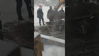 ЗАЧЕМ? Есть же трактор JCB! Прикол на стройке