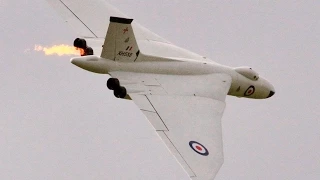 IN FLIGHT ENGINE FIRE ON GIANT RC 1/5 SCALE AVRO VULCAN BOMBER - RAF COSFORD MODEL AIRSHOW - 2015