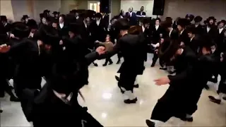 Chasidish Jews dancing to Yiddish Despacito