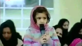 Kleines süßes muslim Mädchen singt ein schönes Gedicht - Islam Ahmadiyya
