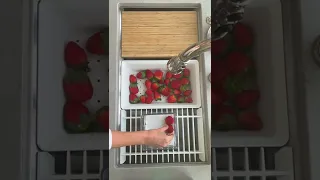 The correct way to wash  strawberries!! | FeelGoodFoodie