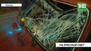 Разбив лобовое стекло, женщина рухнула на асфальт и не могла пошевелиться | Казань | ТНВ