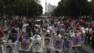 Miles de mexicanos salen a marchar en el octavo aniversario de la desaparición de Ayotzinapa
