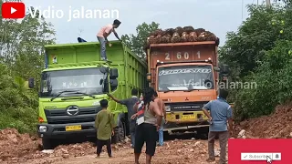 Two Hino500euro4❗ trucks loaded with coal collapsed in two locations.