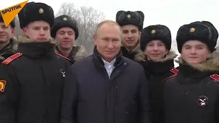 נשיא רוסיה ולדימיר פוטין יורה בתותח בחגיגות חג המולד