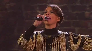 Alicia Keys performs "Try Sleeping with a Broken Heart" at AMAs 2009