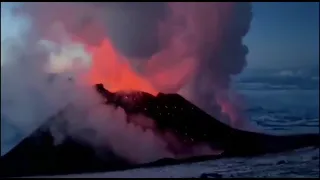 Найбільший активний вулкан на Камчатці вивергається