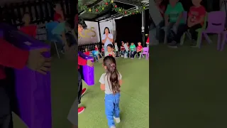 Mira la reacción de esta niña al ver su regalo UN TELEVISOR😱😍