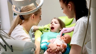 Тиффани у стоматолога лечит зубы.Мы  плачем.