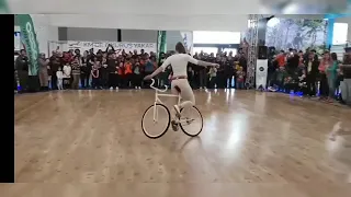 Красивая девушка исполняет трюки на велосипеде