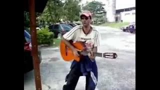 Amazing beggar homeless toothless drunk Brazilian singer of rock and roll!!!