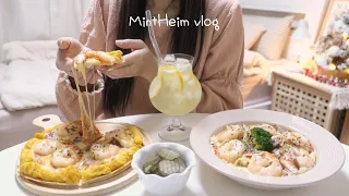 ENG)vlog🍕치즈 불닭 볶음밥 만들어 먹고🍰핫케이크 만드는 집콕 일상.🍋레몬칩 만들기(고구마 쉬림프 피자,치즈 크림 파스타,고추장 수제비,치즈라떼번,고등어구이,된장찌개,쏘야)