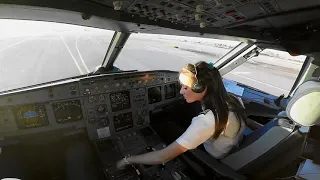 Красивая девушка пилот управляет огромным самолетом Airbus A321