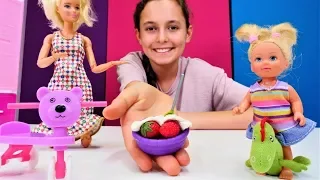 Barbie ve Steffie ile seçkin bölümler. Bebek bakma ve yemek yapma oyunları bir arada!