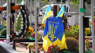 У Житомирі на День Прапора на військовому кладовищі вшанували пам’ять загиблих захисників України